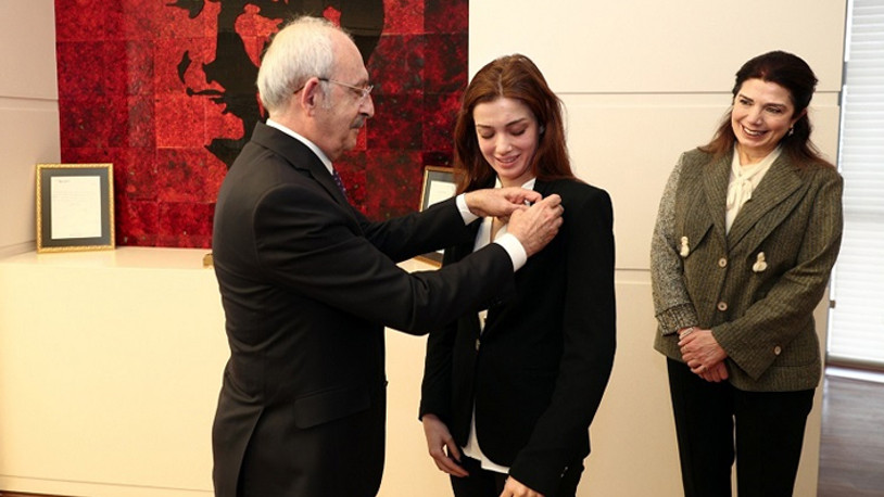 Ahmet Taner Kışlalı'nın eşi ve kızı CHP'ye üye oldu