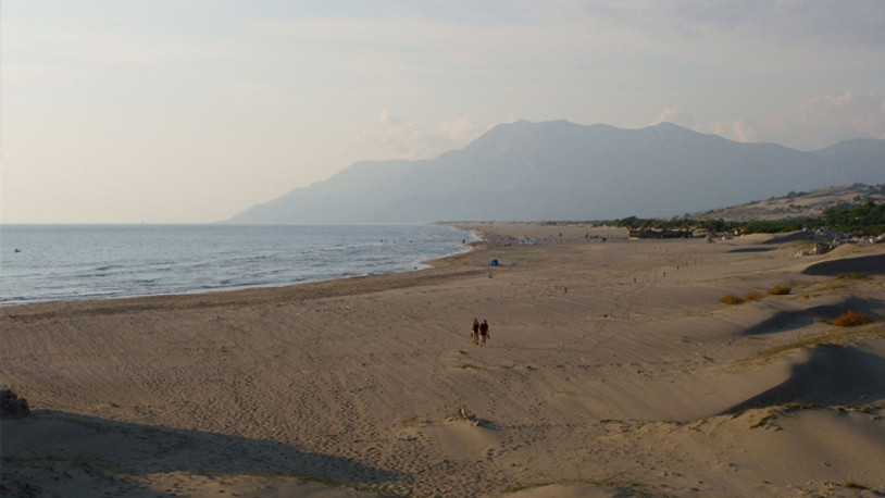 AKP'li yöneticilerin Patara'dan binlerce kamyon kum çaldığı iddia edildi