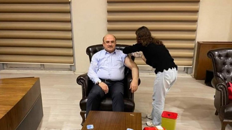 AKP’li başkan makamında aşı oldu; Vali hastanede sırasını bekledi