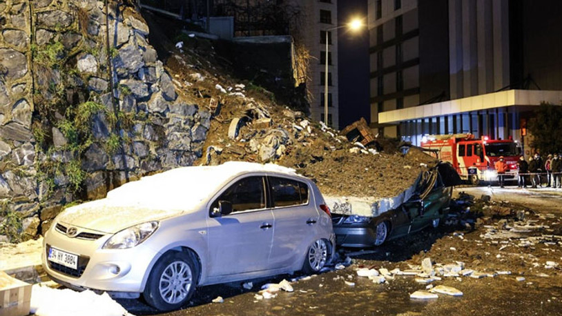 Kağıthane'de istinat duvarı çöktü:  4 araç altında kaldı