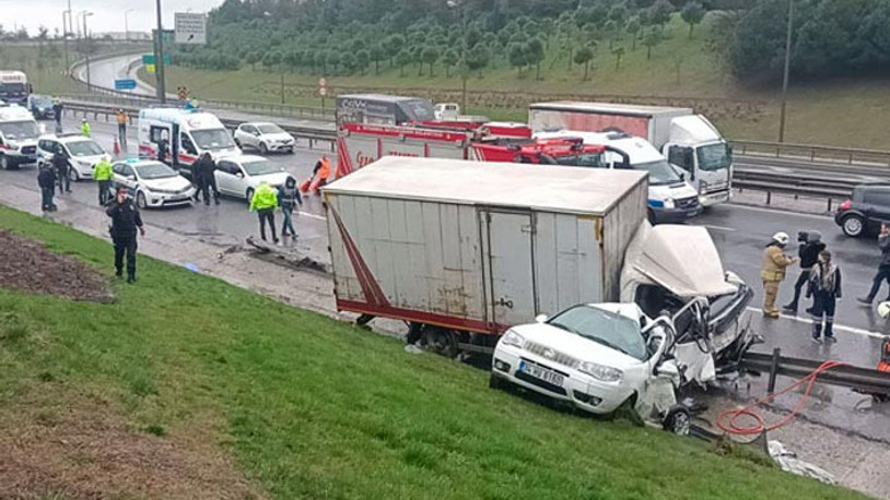 10 aracın karıştığı zincirleme kaza TEM’i kapattı