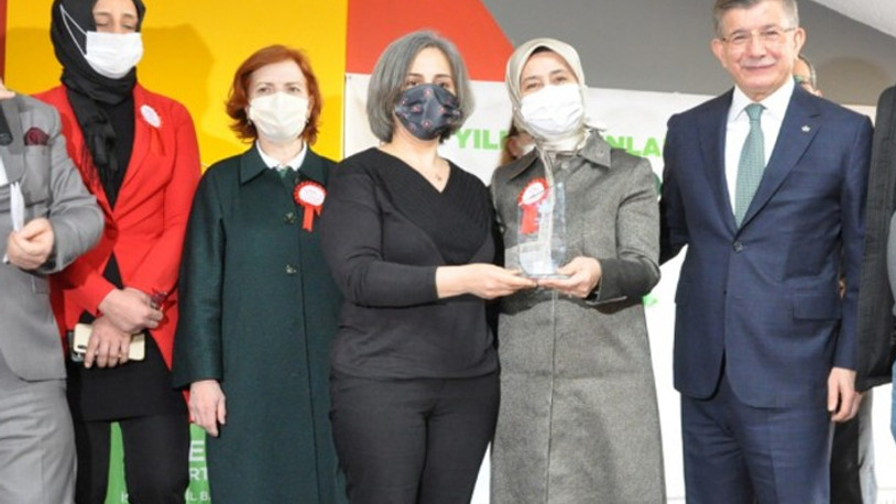 Davutoğlu'dan Ahmet Emre’nin annesine 'Yılın Kadını Ödülü'