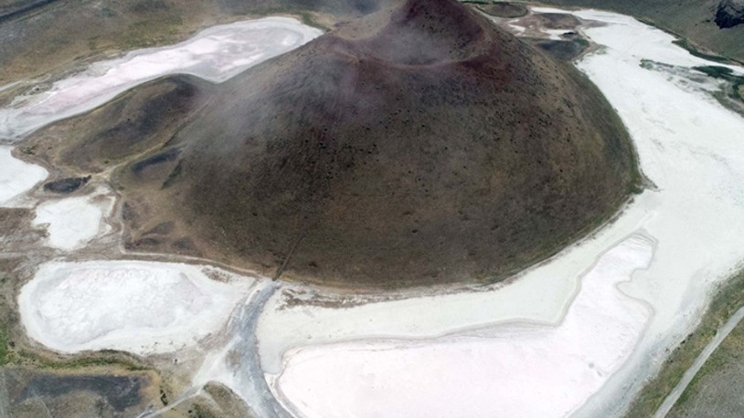 Dünyanın nazar boncuğu olarak bilinen 'Meke Gölü' tamamen kurudu