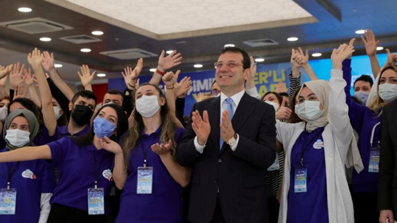 Ekrem İmamoğlu'ndan gençlere ödül