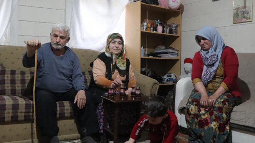 Heyelanda evi yıkılan 8 kişilik aile okulda yaşıyor