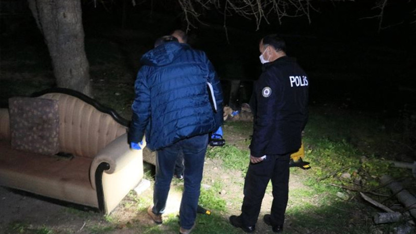 Husumetlisini vurmak isterken önüne geçen karısını vurdu