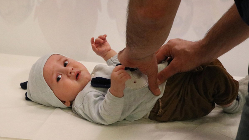 5 ay bağırsağı dışarıda yaşayan Emirhan bebek sağlığına kavuştu