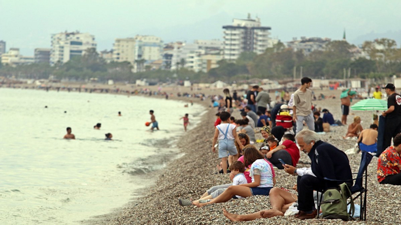 ‘Bugün son’ deyip Konyaaltı’na akın ettiler
