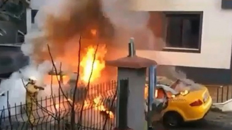 Çekmeköy'de korku dolu anlar: Araçlar alev aldı, evin camları patladı