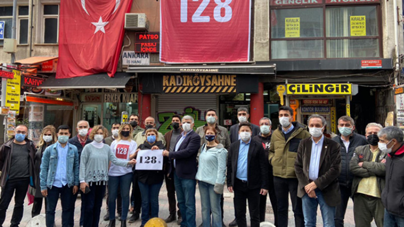 İki kez indirilmişti: Kadıköy'e 3. kez '128 milyar dolar nerede?' pankartı asıldı
