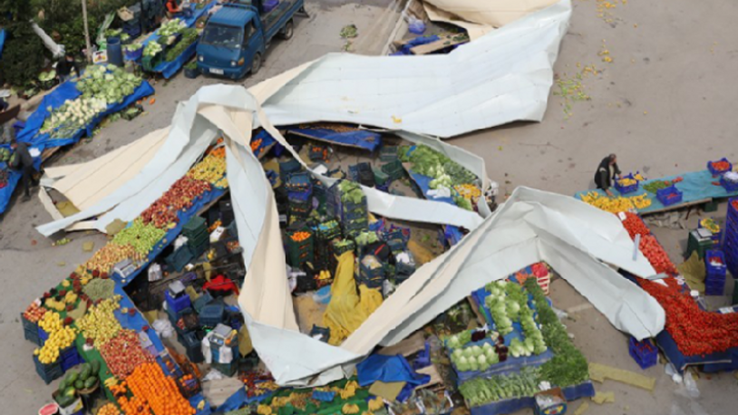 İzmir'de çatı, pazar yerinin üzerine düştü: Yaralılar var