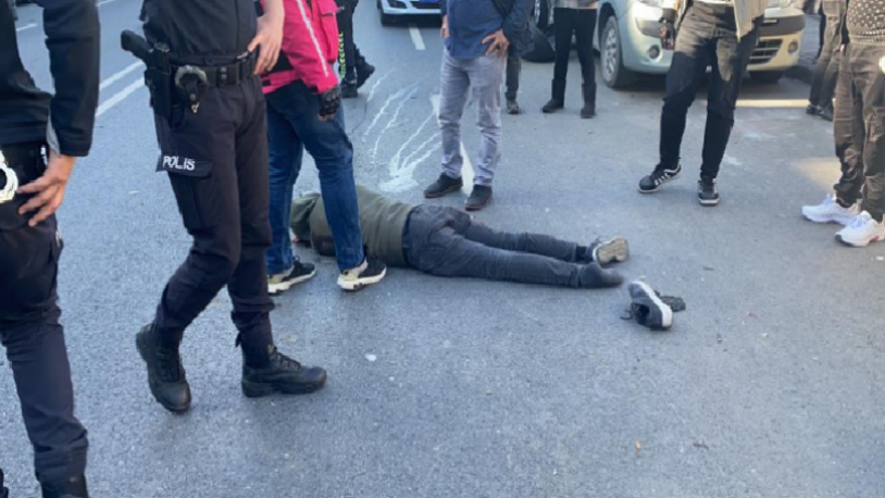 Kağıthane'de aracın çarptığı motosikletli genç ağır yaralandı