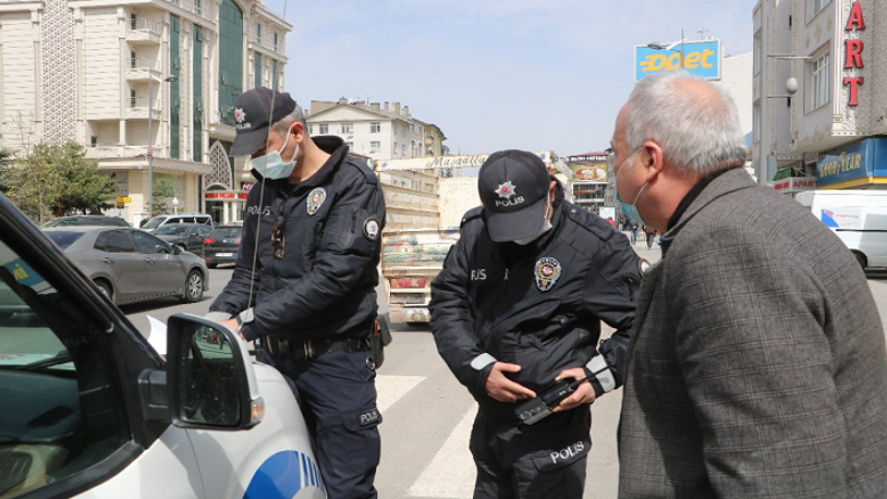 Karantinada olduğunu bankada öğrendi