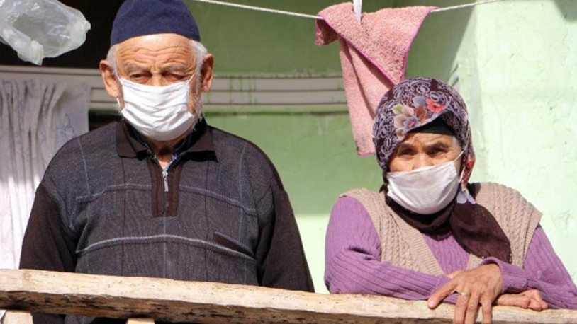 Karantinadaki yaşlı çifti ‘doktorum’ diye dolandırdılar