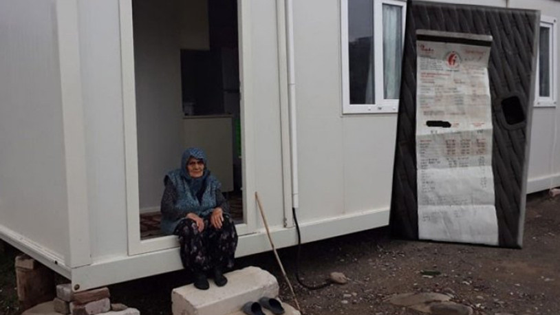 Konteynerde yaşayan 93 yaşındaki depremzedenin elektriğini kestiler