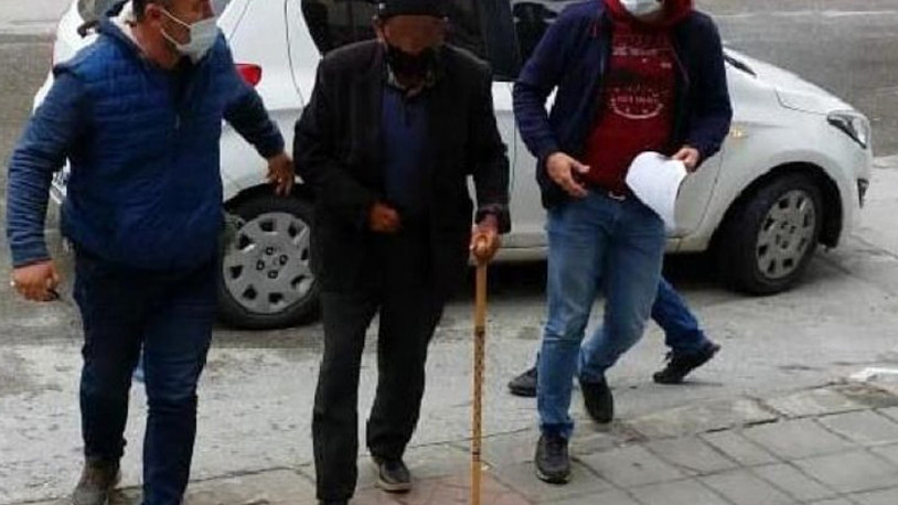 Pazara gelen kadınları taciz eden bastonlu adam, gözaltına alındı