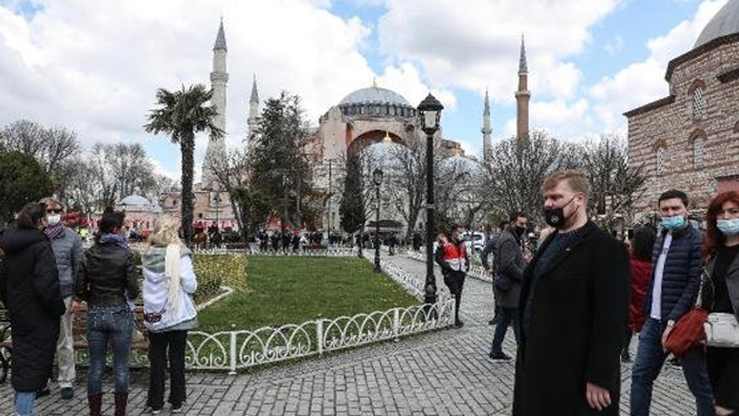 Sultanahmet'te turist yoğunluğu: Sosyal mesafeyi hiçe saydılar