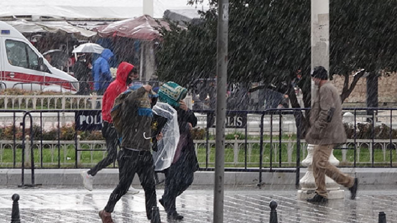 Taksim'de sulu kar yağışı 