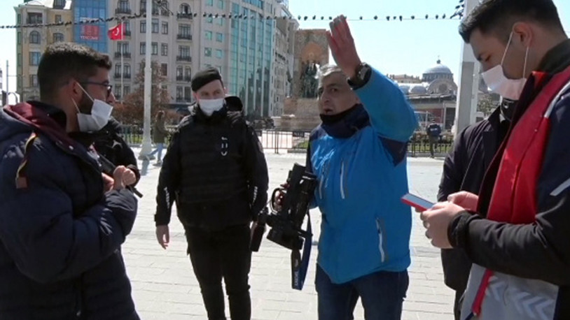 Taksim Meydan'da seyyar satıcılar gazeteciyi darp etti