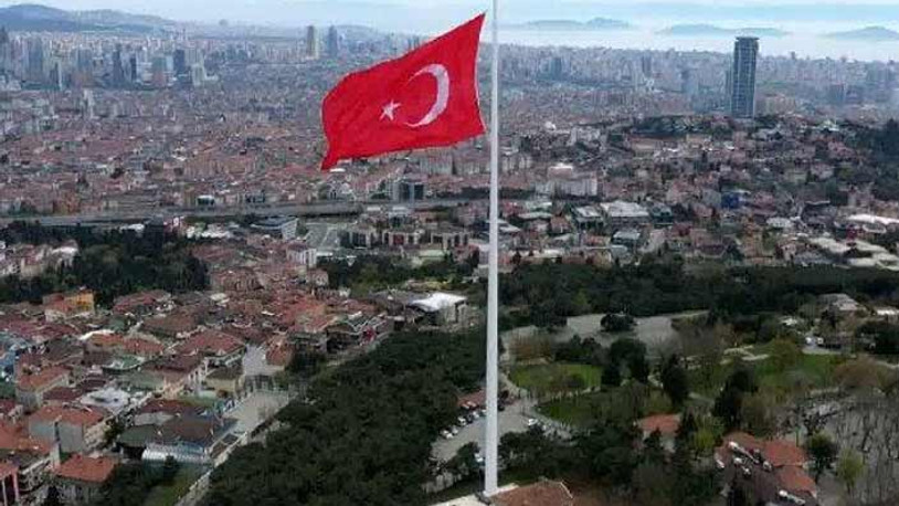 Türkiye’nin en büyük bayrağı göndere çekildi