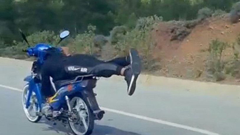 Yatarak tek elle motosiklet kullandı