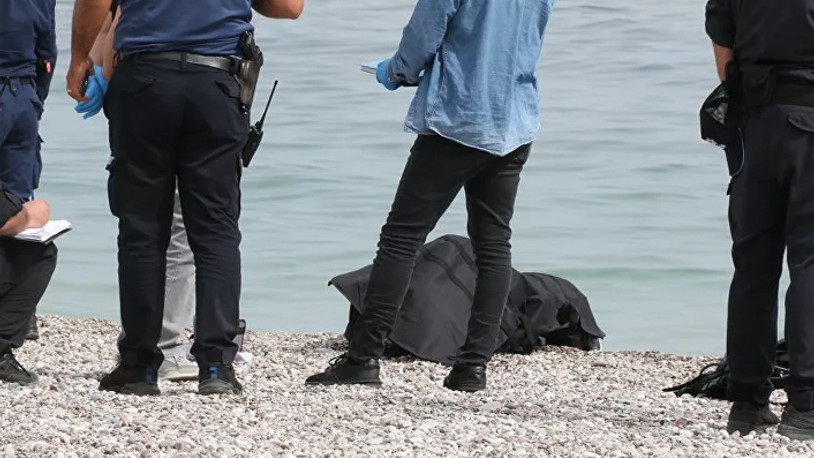 Antalya’nın Konyaaltı sahilinde denize giren bir turist, su altında ceset buldu