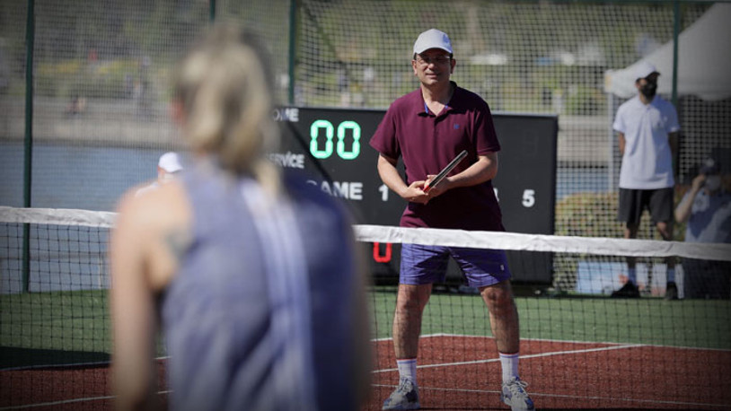 Ekrem İmamoğlu ve Dilek İmamoğlu Haliç'te tenis oynadı