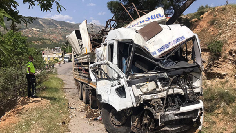 Freni boşalan kamyon 3 araca çarptı