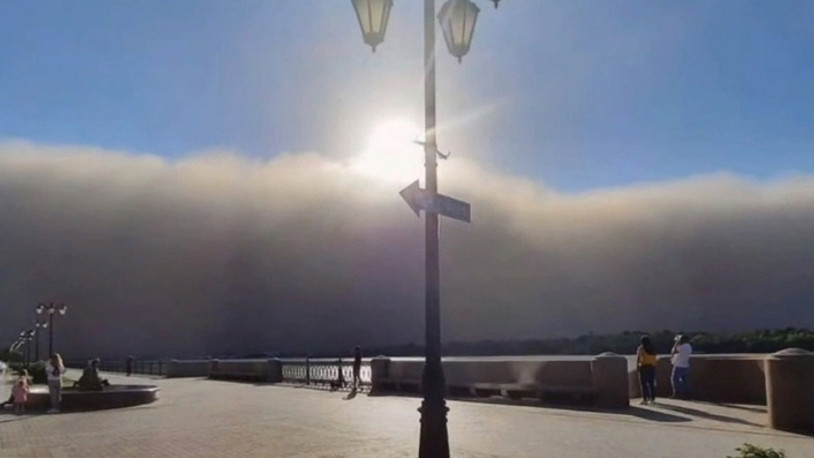 Hazar Denizi kıyılarını kum fırtınası vurdu