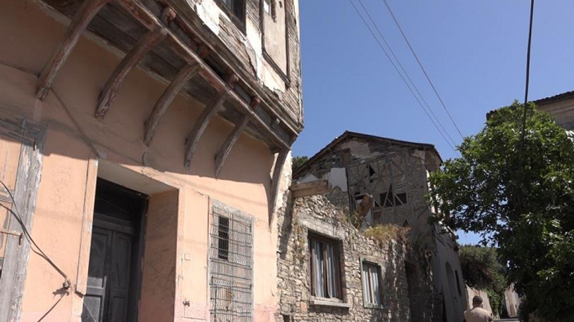 Hırsızlar ahşap evin ikinci katını çaldı