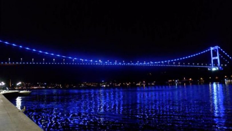 İstanbul'da köprüler maviye büründü