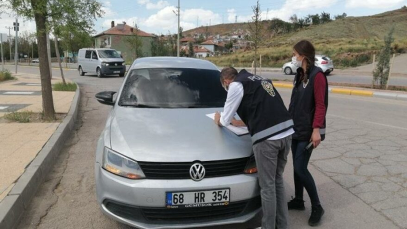 Kısıtlamayı ihlal eden sürücü kendini ve arkadaşını araca kilitledi