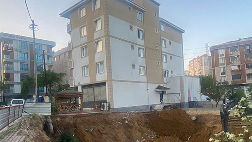 Pendik'te istinat duvarı çöken 5 katlı bina boşaltıldı