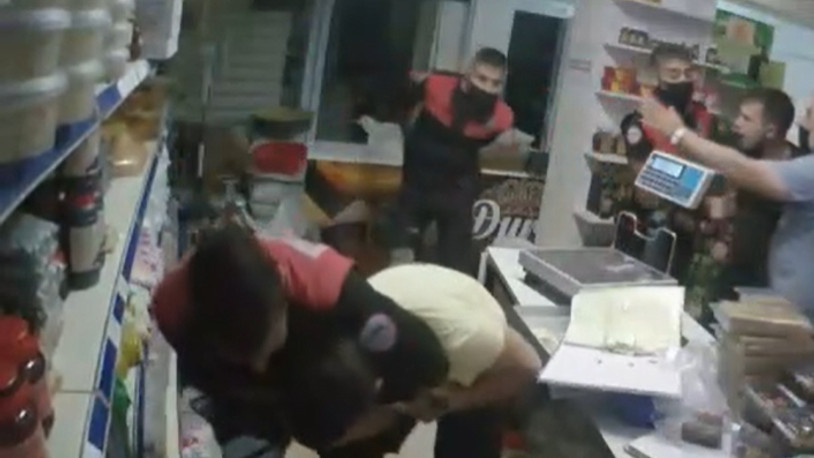 Polisle esnaf arasında kavga...