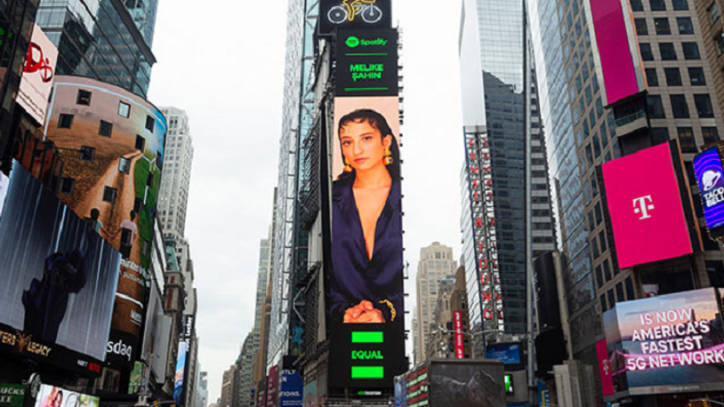 Şarkıcı Melike Şahin New York Times Meydanı’nda