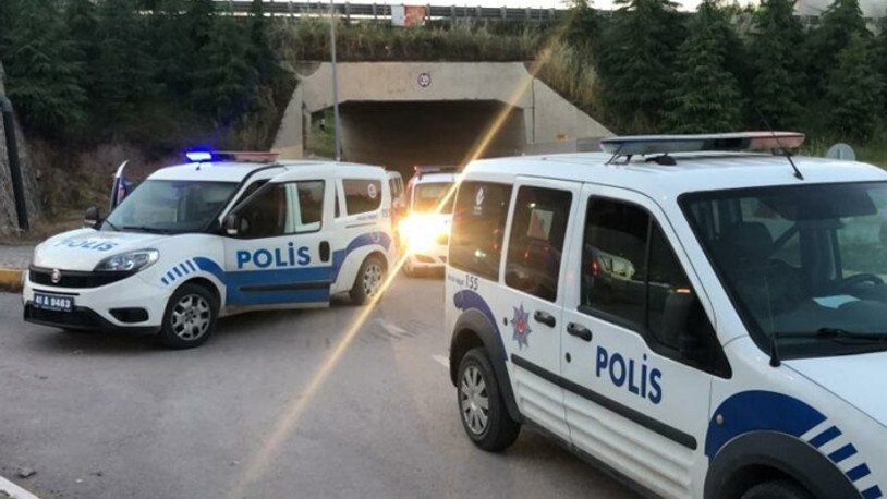 Alkol alan şahıslar ortalığı birbirine kattı: Polise saldırdılar