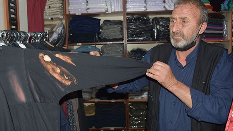 Hac malzemeleri satan mağazadaki kıyafetlere çamaşır suyu ile zarar verdi