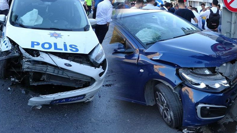İstanbul’da polis aracı ile otomobil kafa kafaya çarpıştı: 2’si polis, 3 yaralı