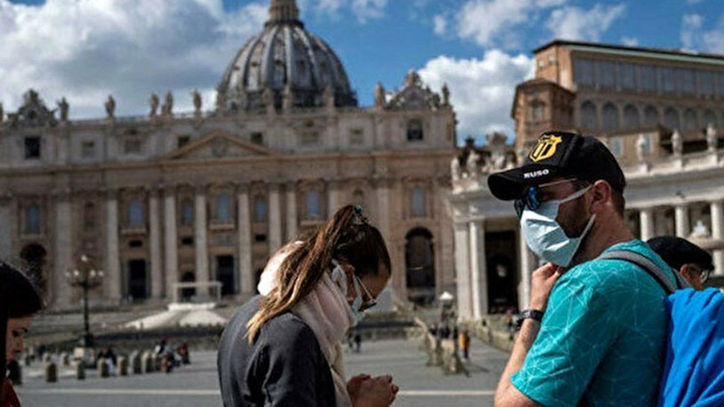 İtalya'da düşük riskli bölgelerde, açık havada maske zorunluluğu kaldırılıyor