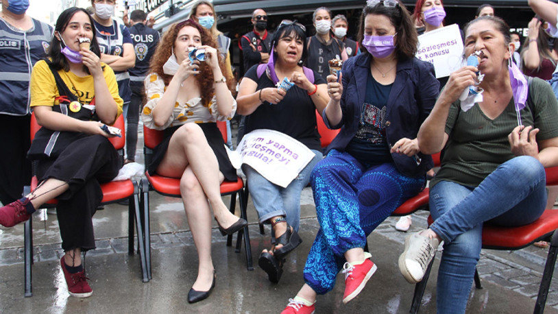 İzmir'de kadınlardan Erdoğan’a dondurmalı protesto