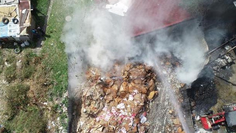 Sultangazi’de geri dönüşüm deposunda yangın