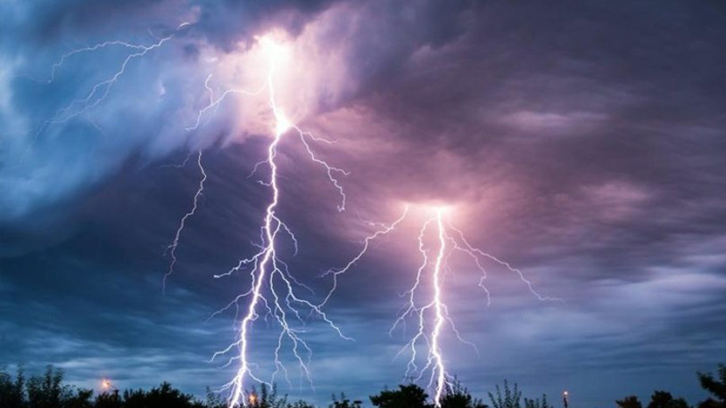 Tarlada çalışan mevsimlik işçi 2 çocuğun üzerine yıldırım düştü