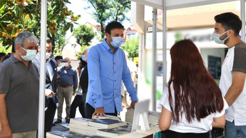 Başkan Akpolat, 'Edebiyat ve Kitap Günleri' etkinliğinde stantları ziyaret etti