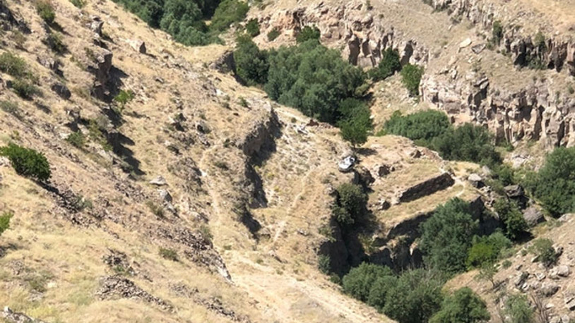 El frenini çekmeyi unuttu, otomobil 330 metreden düştü