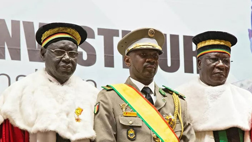 Geçici cumhurbaşkanına camide bıçaklı saldırı