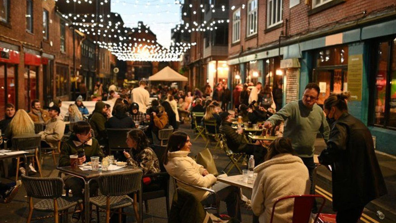 İngiltere'de maske takma zorunluluğu kalkıyor