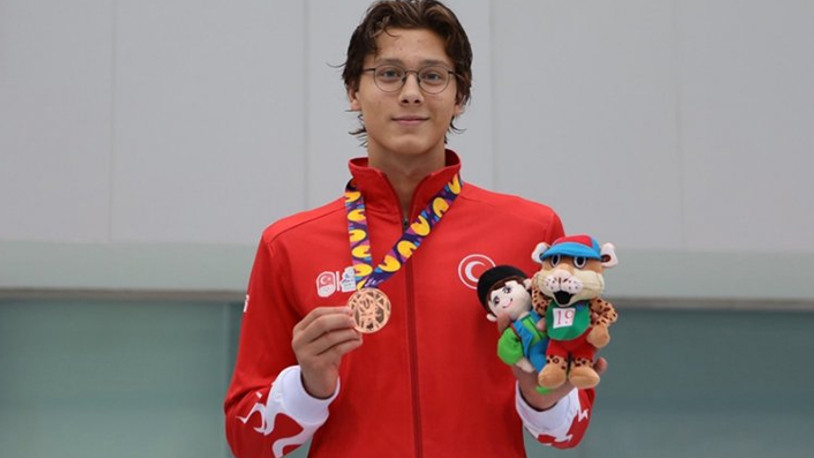 Milli yüzücü Berke Saka'dan altın madalya