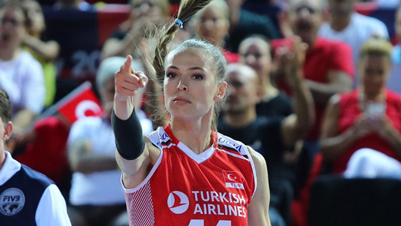 Pozuyla zaferin sembolü oldu: Eda Erdem'e çirkin tehdit