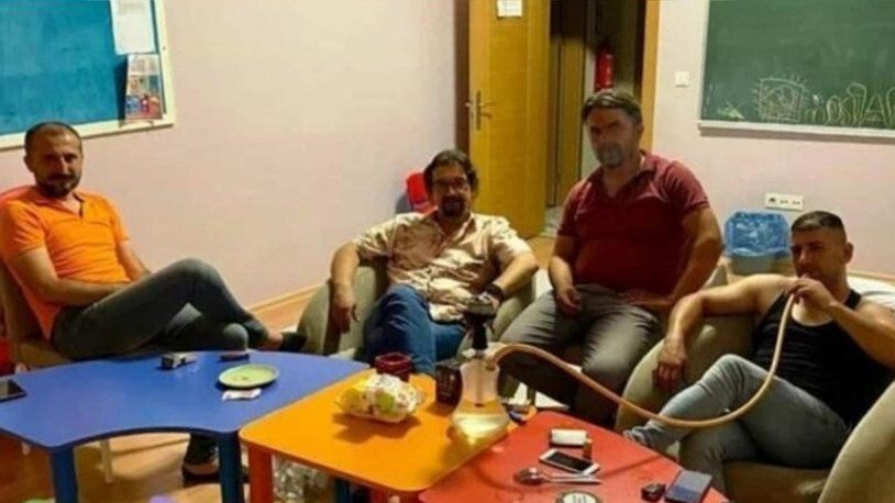 Anaokulunda skandal görüntüler: Müdür ve öğretmenler sınıfın ortasında nargile içti