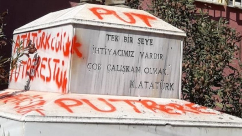 Atatürk büstüne 'put' diye saldıran 'IŞİD'li' için istenen ceza belli oldu